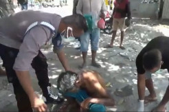 Penuh Kasih Sayang, Anggota Polisi Ini Rawat Orang Gila yang Tubuhnya Mulai Membusuk