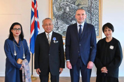 Pemerintah Islandia Anugerahi Maxi Gunawan Order of The Falcon