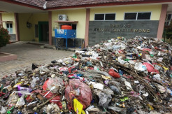 Ditolak Warga, Sampah dari Tangsel Dibuang di Kantor Camat Taktakan dan Kelurahan Cilowong
