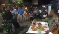 Pulang Tugas Prajurit TNI Beri Hormat ke Penjual Jajanan di Pinggir Jalan Ternyata Ibu Kandungnya