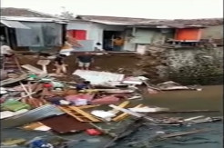 Talud Sungai Cibeunying Kolot Jebol, 4 Rumah Warga Kota Bandung Longsor