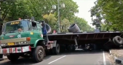 Tak Kuat Menanjak, Truk Tronton Bermuatan Besi Gulung Terguling