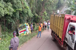 Tak Kuat Menanjak, Truk Bermuatan Pasir Lari Mundur dan Terbalik
