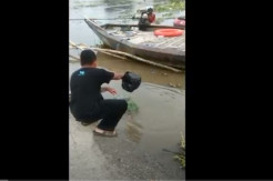 Berharap Ibunya Selamat, Anak Korban Perahu Tenggelam di Bengawan Solo Lakukan Ritual