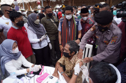 Sandiaga Uno Bersama Relawan Gelar Vaksinasi di Lombok, Masyarakat Antusias