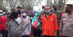 Mensos Risma Sedih Lihat Korban Banjir di Terpal Bekas Pinggir Jalan
