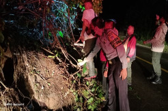 Longsor Timbun Sebagian Ruas Jalan Padang-Painan