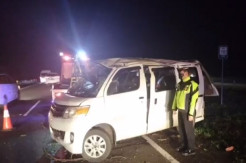 Sopir Ugal-ugalan, Minibus Terbalik di Tol Cipali Subang 1 Tewas 5 Luka