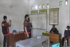 Dikawal Polisi Bersenjata, Jaksa Geledah Balai Desa Cari Bukti Dugaan Korupsi Bansos COVID-19