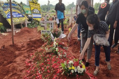 Isak Tangis Iringi Pemakaman Jenazah Rony Dozer di TPU Jombang