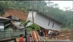 Tebing Longsor di Wonosobo Timpa Rumah Warga, 4 Mobil dan Motor