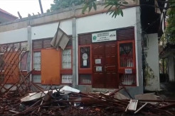 Diterjang Hujan Lebat, Atap Gedung di Kompleks Kantor Bupati Tabanan Hancur Berantakan