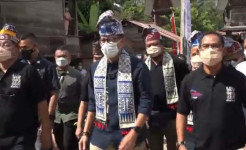 Kunjungi Desa Wisata di Toraja, Sandiaga Uno Jalan Kaki Nikmati Sejuknya Alam Pedesaan