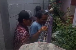 Akses Masuk Gang Ditutup Tembok, Warga di Brebes Ini Terpaksa Miringkan Badan