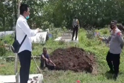 Cinta Sampai Mati, Suami Gali Makam Istrinya yang Sudah Sebulan Meninggal