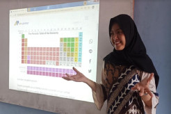 Guru Cantik Sindi Bikin Siswa Klepek-klepek Menyukai Fisika dan Kimia