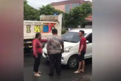 Viral! Istri Hentikan Laju Mobil Suami karena Diduga Bawa Wanita Simpanan