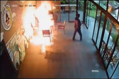 Orang Tak Dikenal Berpakaian Serba Hitam Bakar Omah PSS Sleman
