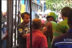 Beraksi Siang Bolong,...