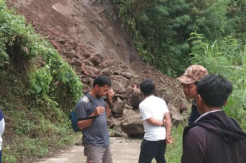Material Longsor Tutup Akses Jalan Penghubung Antardesa di Enrekang