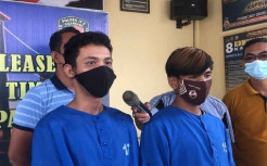 Kirim Pesan Mesum, Tangan...