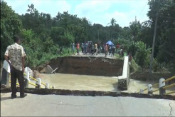 Dihantam Banjir Bandang, Jembatan Penghubung 2 Kecamatan di Lampung Tengah Putus