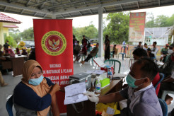 Kejar Herd Immunity, BIN Babel Lanjutkan Vaksinasi saat Cuaca Buruk