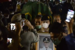 Isak Tangis Pecah saat Melepas Jenazah Wali Kota Bandung Oded M Danial ke Tasikmalaya