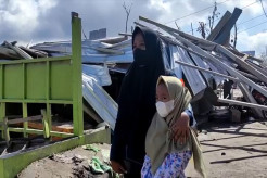 Alfianah Khusyuk Berdoa di Tepi Curah Kobokan, Ayahnya Hilang Saat Erupsi Semeru Menerjang
