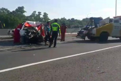 Minibus Tabrak Dump Truk di Tol Cikampek KM 54, Sopir dan 1 Penumpang Tewas
