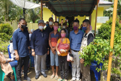 Istri Baru Melahirkan, Pasutri di Tapsel Ini Rela Jalan Kaki 10 Kilometer ke Lokasi Vaksin