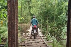 Jadi Akses Utama Warga dan Pelajar, Kondisi Jembatan Gantung Ini Memprihatinkan