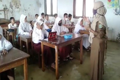 Miris! Penampakan Siswa SD di Subang Belajar di Genangan Air