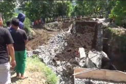Mengerikan! 2 Pekerja Diduga Tewas Tertimbun Pondasi Jembatan yang Ambruk