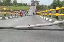 Diterjang Banjir Kali Lamong, Jembatan Sepanjang 100 Meter Patah Jadi Dua