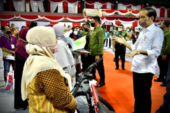 Saat Jokowi Kembali Bagi-bagi Sepeda Setelah Dua Tahun Absen