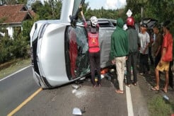 Minibus Terguling di Tengah Jalan Lintas Sumatera, Semua Penumpang Selamat