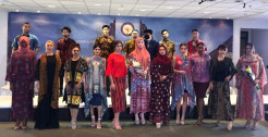20 Model Kanada Kenakan Busana Muslimah Batik dan Tenun Indonesia