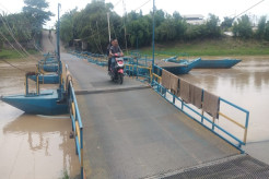 Viral Usaha Jembatan Perahu H Endang di Karawang, Raup Rp25 Juta Sehari