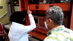 Marah-marah Lagi, Mensos Risma Semprot Petugas Bank Lambat Cairkan Bantuan
