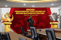 Presiden Beri Anugerah Tanda Kehormatan Bintang Bhayangkara Pratama pada Kapolda Kepri