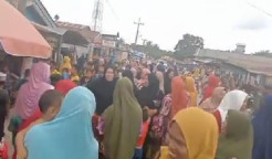 Viral Video Emak-emak Pengajian Demo ke Rumah Terduga Bandar Narkoba di Madina