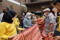 Gagas Batik Khas Serang, Bupati Tatu Latih Warganya Membatik di Bandung