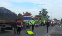 2 Motor Bersenggolan di Jalan, Satu Tewas Mengenaskan Ditabrak Truk