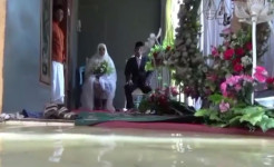 Terendam Banjir, 2 Sejoli di Jombang Tetap Gelar Resepsi Pernikahan di Tengah Genangan Air