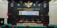 Rapat Paripurna DPRD Kabupaten Buru Ricuh, Botol Berterbangan hingga Nyaris Adu Jotos