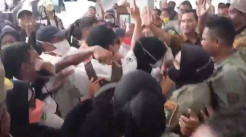 Demo Nakes Tuntut Kesejahteraan di Kantor Wali Kota Bima Ricuh