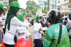 Satu Abad NU, Perempuan Bangsa Bagi-bagi Nasi Kotak untuk Pengendara
