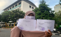 Mencari Keadilan, Nenek...