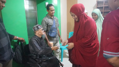Ribuan Warga Jayapura Tertib Antre Zakat dan Sedekah